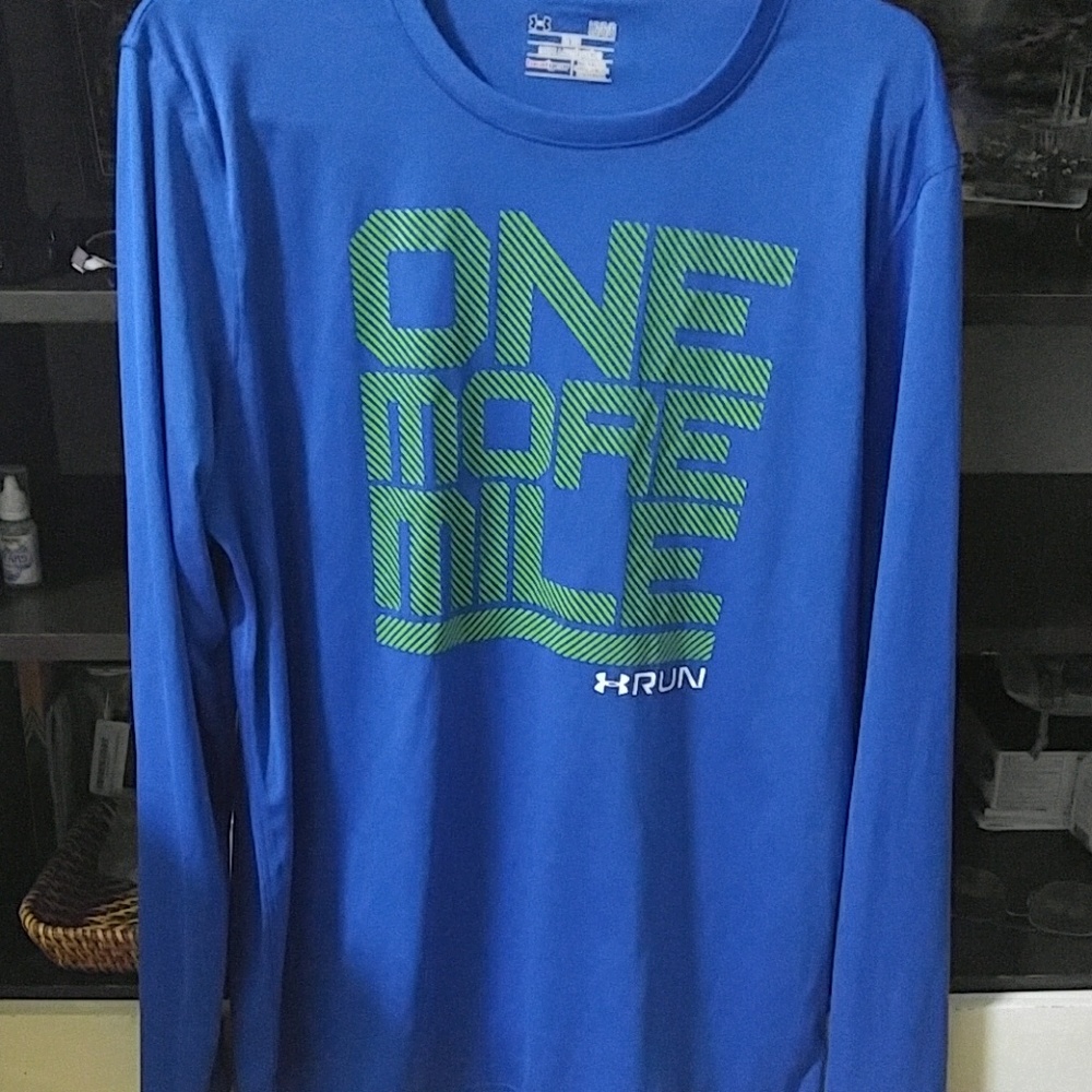 Large fitted under armour long sleeve shirt
